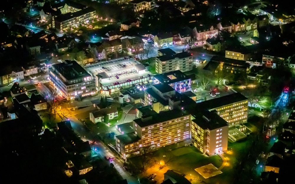 Unna at night from the bird perspective: Night lighting hospital grounds of the Clinic Evangelisches Krankenhaus in Unna in the state North Rhine-Westphalia, Germany