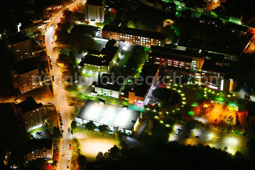 Aerial image at night Völklingen - Night lighting hospital grounds of the Clinic SHG-Kliniken Voelklingen - Klinik fuer Urologie, Kinderurologie and urologische Onkologie on street Richardstrasse in Voelklingen in the state Saarland, Germany