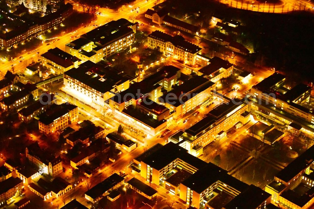 Dresden at night from the bird perspective: Night lighting night lighting hospital grounds of the Clinic Universitaetsklinikum Carl Gustav Carus in the district Johannstadt in Dresden in the state Saxony, Germany