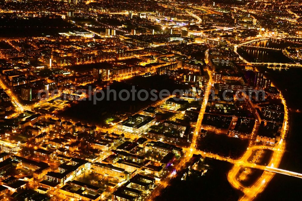 Aerial photograph at night Dresden - Night lighting night lighting hospital grounds of the Clinic Universitaetsklinikum Carl Gustav Carus in the district Johannstadt in Dresden in the state Saxony, Germany
