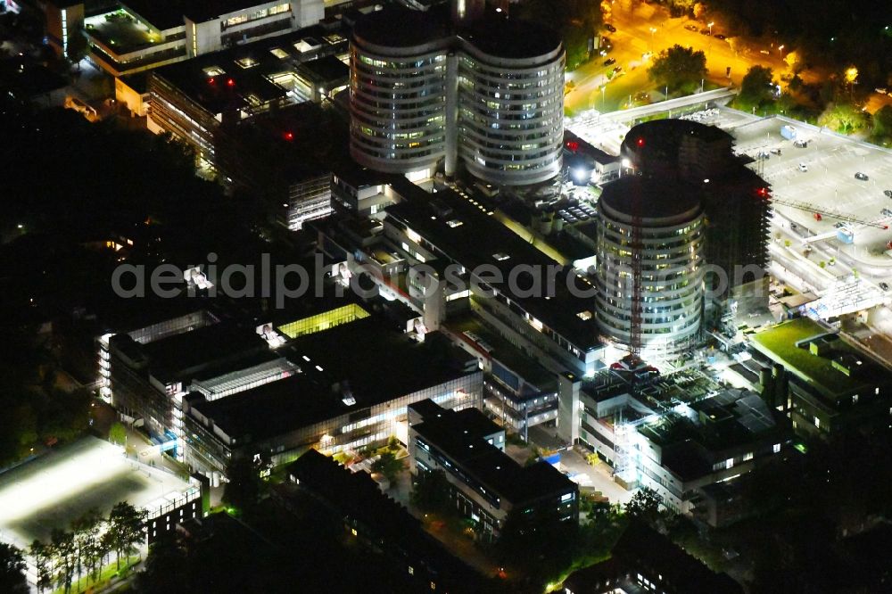 Aerial photograph at night Münster - Night lighting Hospital grounds of the Clinic Universitaetsklinikum Muenster on Albert-Schweitzer-Campus in Muenster in the state North Rhine-Westphalia, Germany