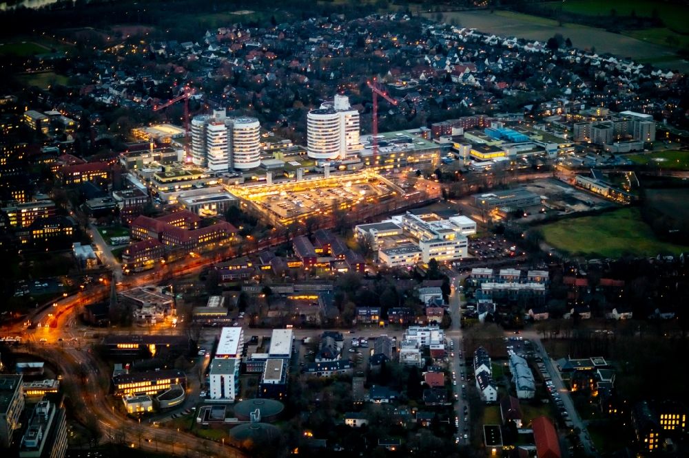 Münster at night from the bird perspective: Night lighting Hospital grounds of the Clinic Universitaetsklinikum Muenster on Albert-Schweitzer-Campus in Muenster in the state North Rhine-Westphalia, Germany