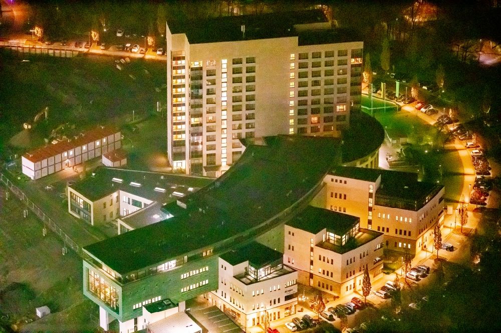 Gelsenkirchen at night from the bird perspective: Night lighting hospital grounds of the rehabilitation center medicos.AufSchalke Reha GmbH & Co. KG in Gelsenkirchen in the state North Rhine-Westphalia, Germany