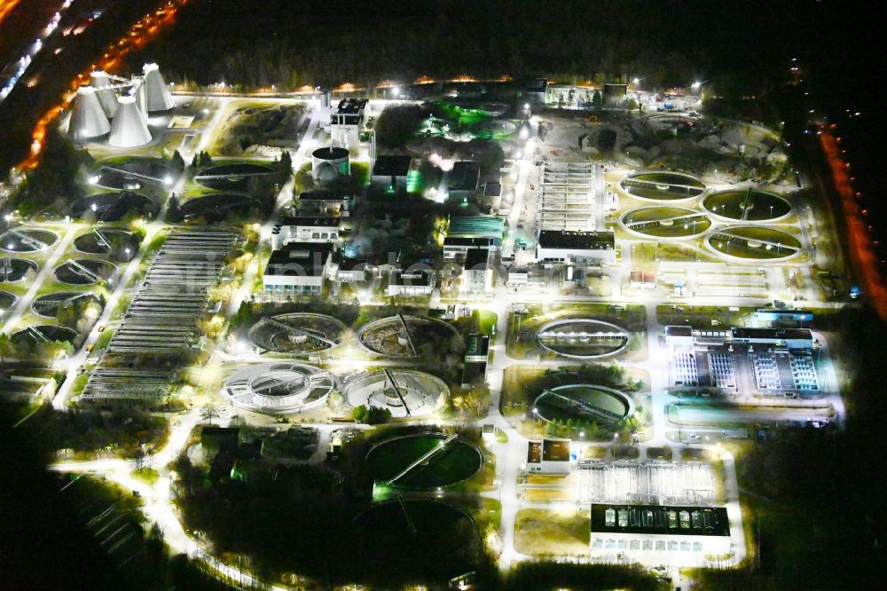 Aerial image at night München - Night lighting sewage treatment basins and purification stages of Klaeranlage Muenchen Gut Grosslappen on Freisinger Landstrasse in Munich in the state Bavaria, Germany