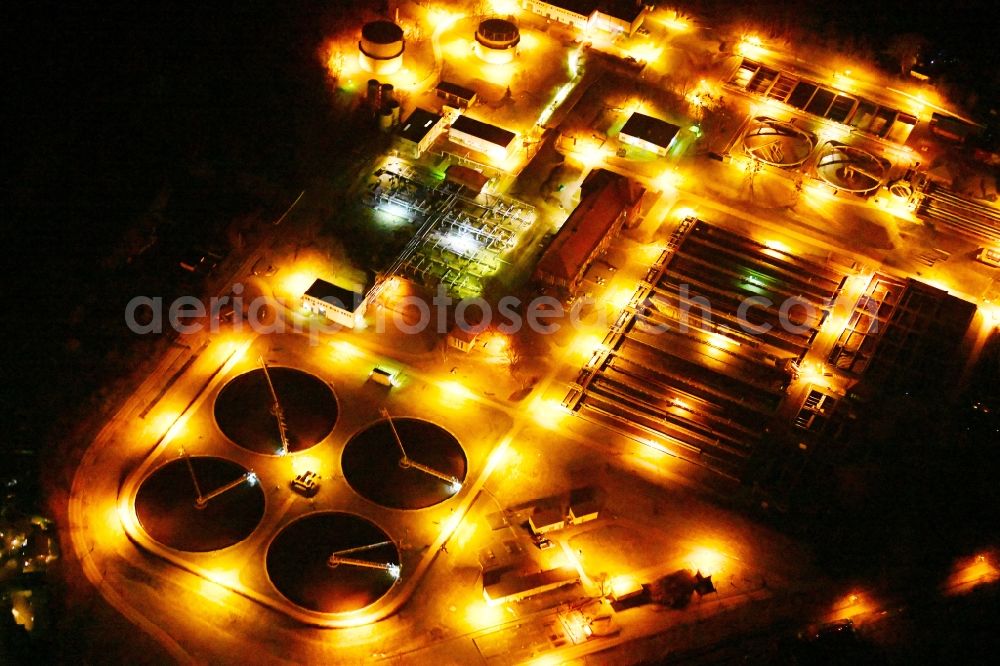 Aerial photograph at night Stahnsdorf - Night lighting sewage works Basin and purification steps for waste water treatment Stahnsdorf in Stahnsdorf in the state Brandenburg