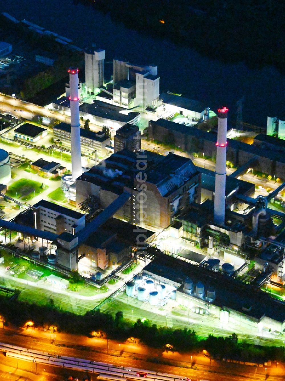 Berlin at night from the bird perspective: Night lighting power plants and exhaust towers of thermal power station Klingenberg in the district Rummelsburg in Berlin, Germany