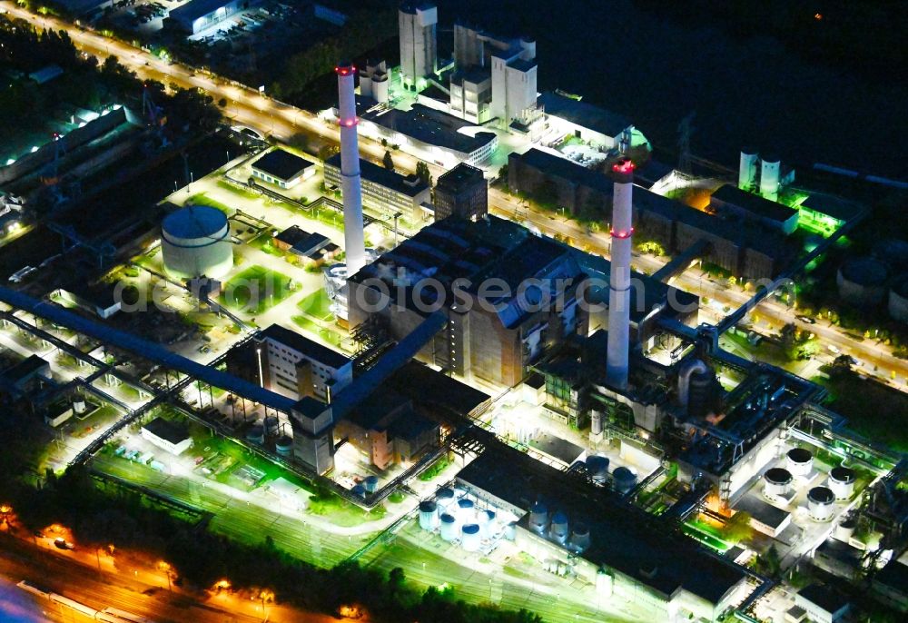 Aerial photograph at night Berlin - Night lighting power plants and exhaust towers of thermal power station Klingenberg in the district Rummelsburg in Berlin, Germany