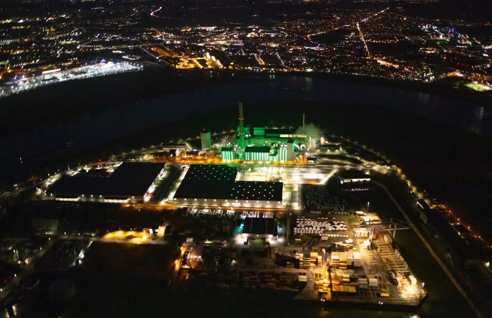 Aerial photograph at night Düsseldorf - Night lighting power plants and exhaust towers of thermal power station Lausward of Stadtwerke Duesseldorf AG on rhine waterway port in Duesseldorf in the state North Rhine-Westphalia