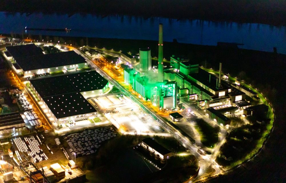 Aerial image at night Düsseldorf - Night lighting power plants and exhaust towers of thermal power station Lausward of Stadtwerke Duesseldorf AG on rhine waterway port in Duesseldorf in the state North Rhine-Westphalia