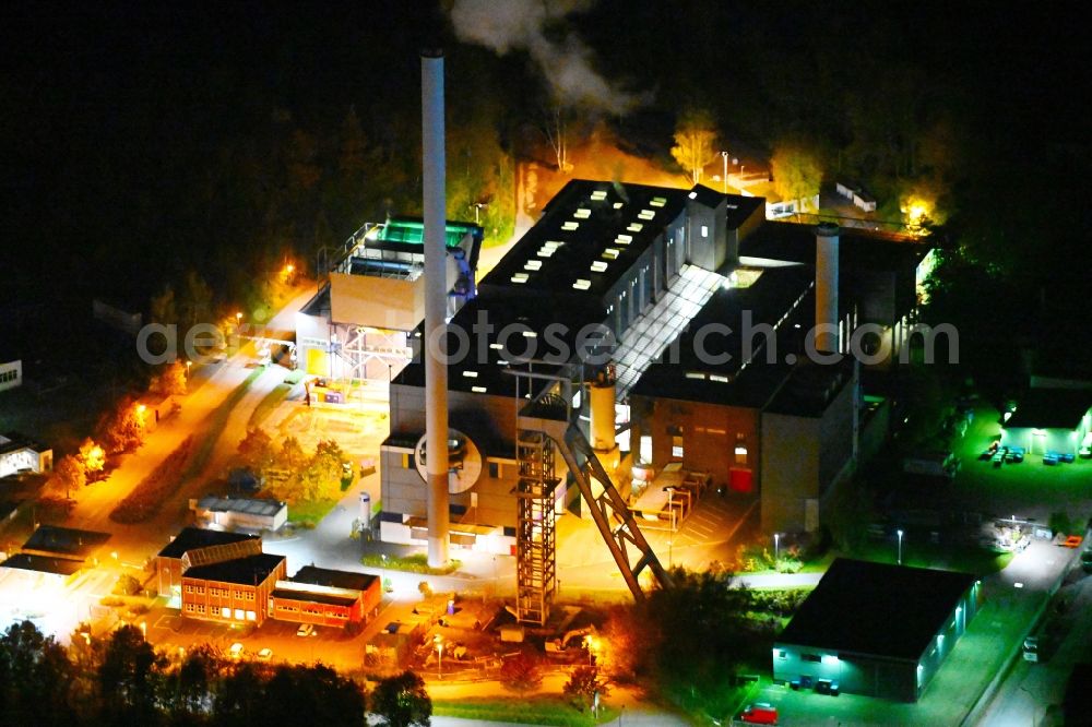 Aerial photograph at night Neunkirchen - Night lighting power plants and exhaust towers of Waste incineration plant station - Abfallheizkraftwerk (AHKW) in Neunkirchen in the state Saarland, Germany