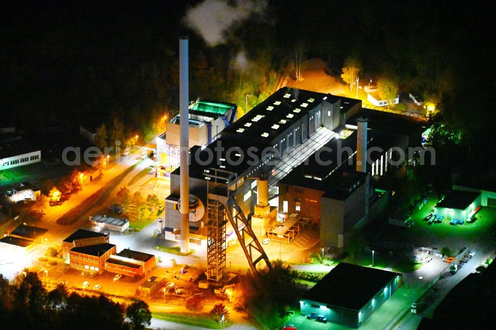 Aerial image at night Neunkirchen - Night lighting power plants and exhaust towers of Waste incineration plant station - Abfallheizkraftwerk (AHKW) in Neunkirchen in the state Saarland, Germany
