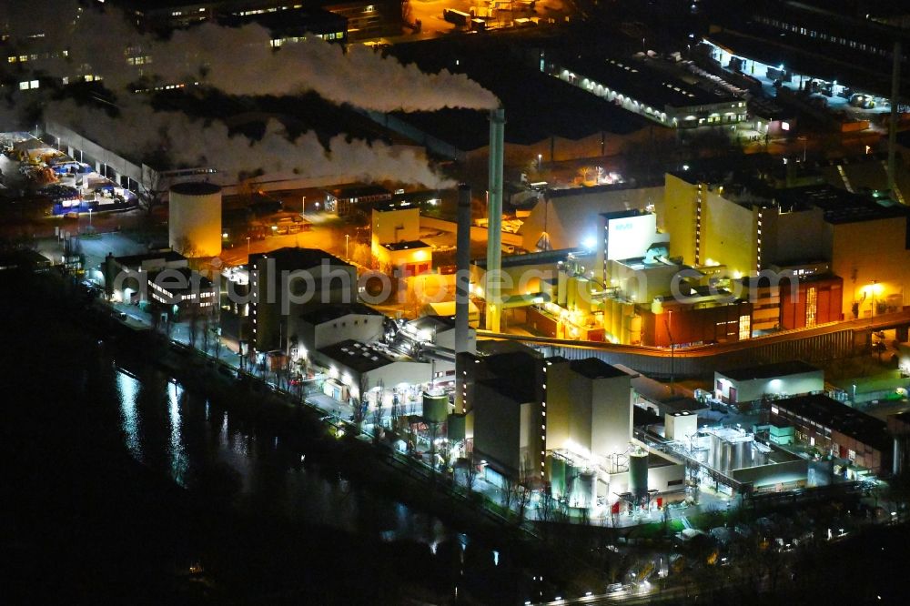 Aerial photograph at night Hamburg - Night lighting power plants and exhaust towers of Waste incineration plant station on Tiefstackkanal in the district Billbrook in Hamburg, Germany