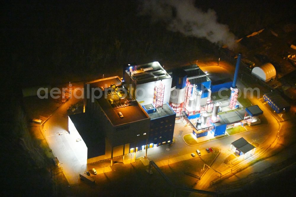 Aerial photograph at night Rüdersdorf - Night lighting Power plants and exhaust towers of Waste incineration plant station IKW Ruedersdorf on Siedlerweg in Ruedersdorf in the state Brandenburg, Germany