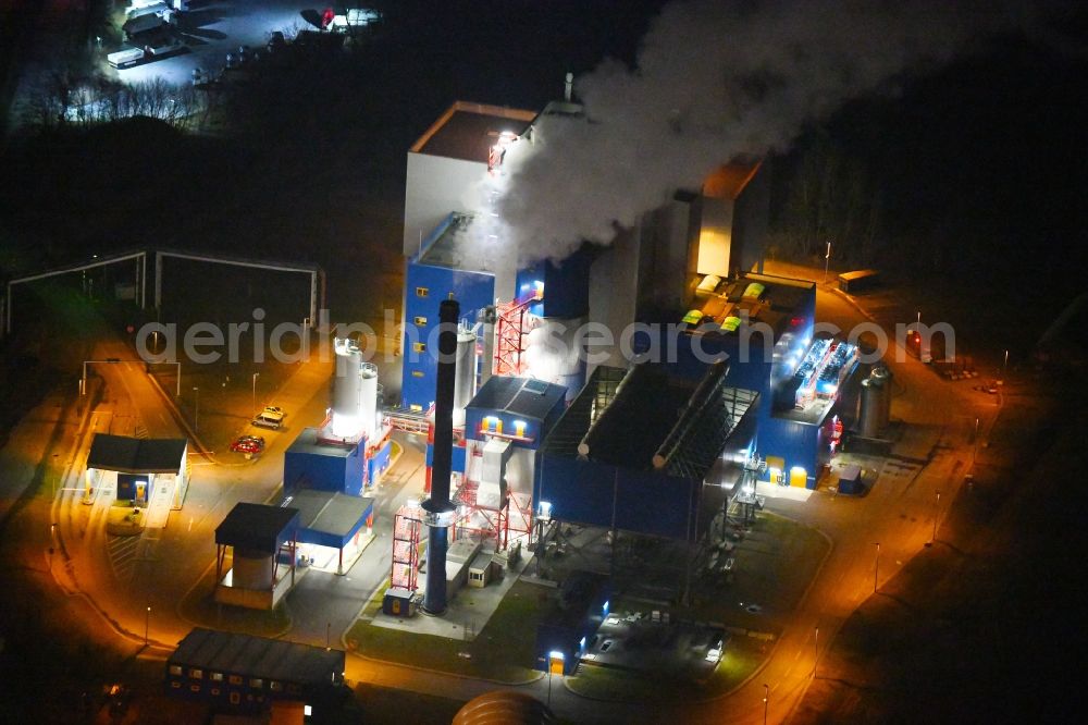 Aerial image at night Rüdersdorf - Night lighting Power plants and exhaust towers of Waste incineration plant station IKW Ruedersdorf on Siedlerweg in Ruedersdorf in the state Brandenburg, Germany