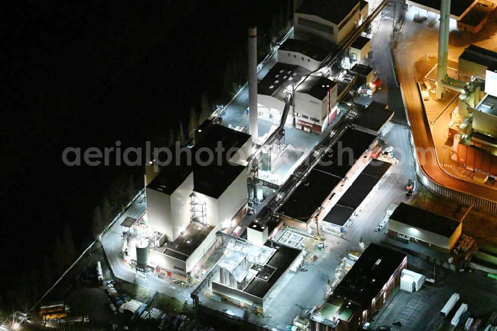 Aerial image at night Hamburg - Night lighting power plants and exhaust towers of Waste incineration plant station Muellverwertung Borsigstrasse GmbH on Borsigstrasse in the district Billbrook in Hamburg, Germany