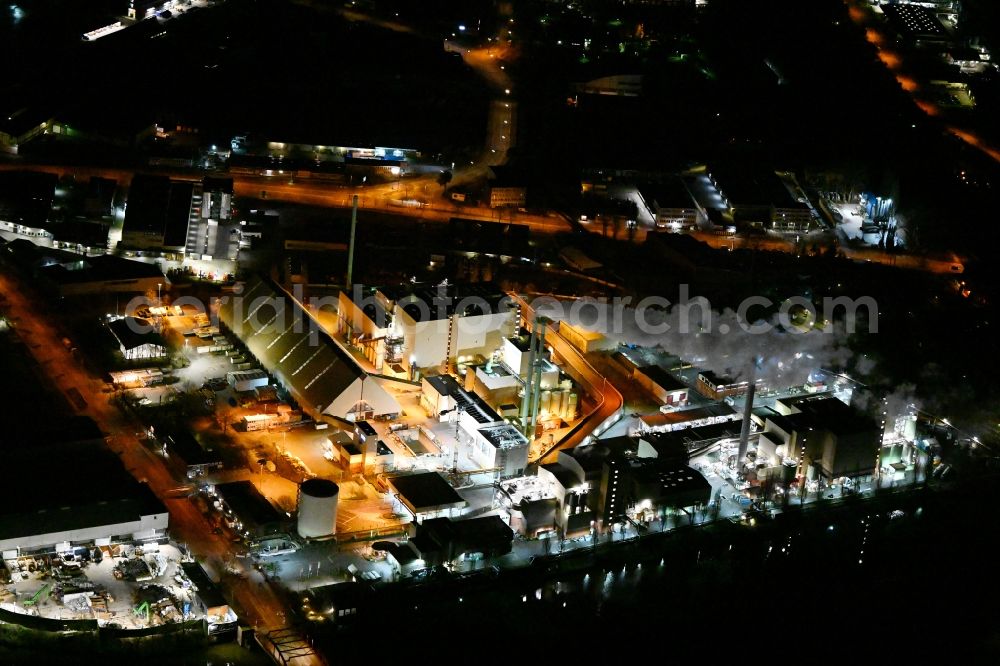 Aerial photograph at night Hamburg - Night lighting power plants and exhaust towers of Waste incineration plant station Muellverwertung Borsigstrasse GmbH on Borsigstrasse in the district Billbrook in Hamburg, Germany