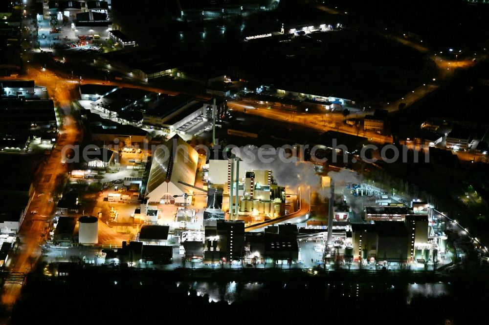 Hamburg at night from the bird perspective: Night lighting power plants and exhaust towers of Waste incineration plant station Muellverwertung Borsigstrasse GmbH on Borsigstrasse in the district Billbrook in Hamburg, Germany