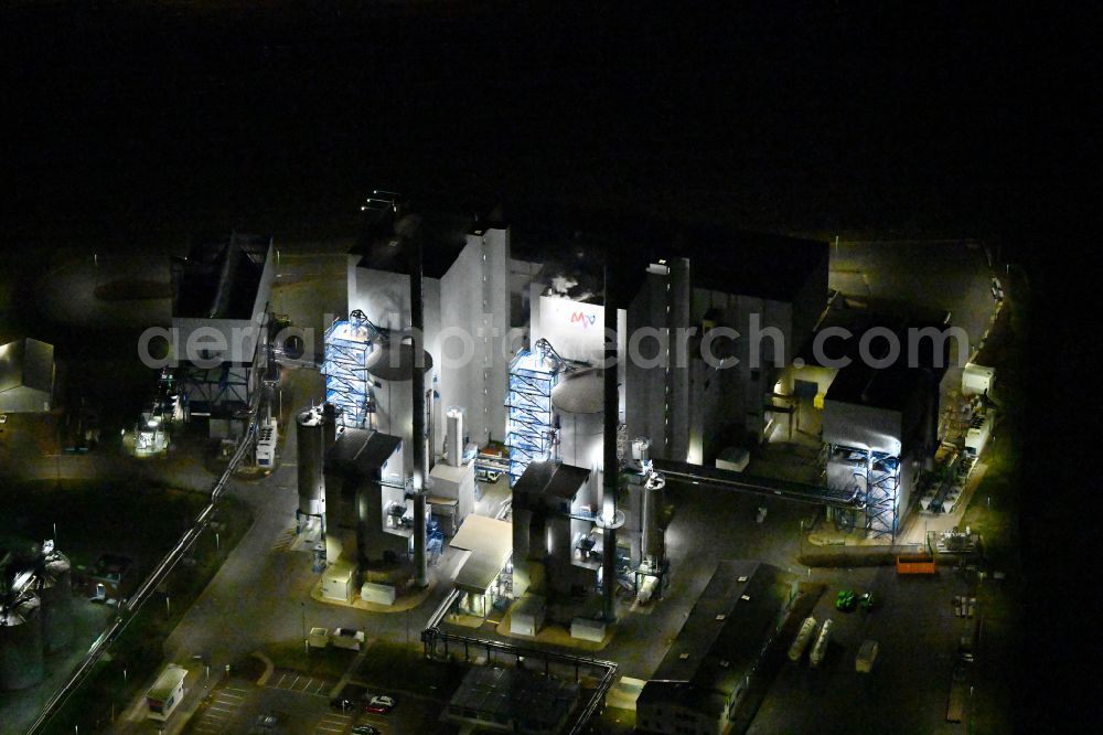Leuna at night from above - Night lighting power plants and exhaust towers of Waste incineration plant station MVV Trea Leuna on street Schwarzer Weg in the district Spergau in Leuna in the state Saxony-Anhalt, Germany