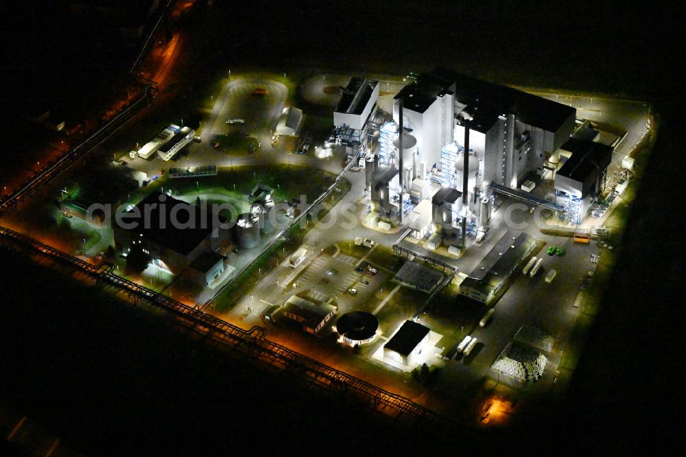 Leuna at night from the bird perspective: Night lighting power plants and exhaust towers of Waste incineration plant station MVV Trea Leuna on street Schwarzer Weg in the district Spergau in Leuna in the state Saxony-Anhalt, Germany