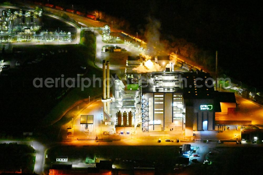 Aerial photograph at night Bernburg (Saale) - Night lighting power plants and exhaust towers of Waste incineration plant station of Pre Zero Energy in Bernburg (Saale) in the state Saxony-Anhalt, Germany