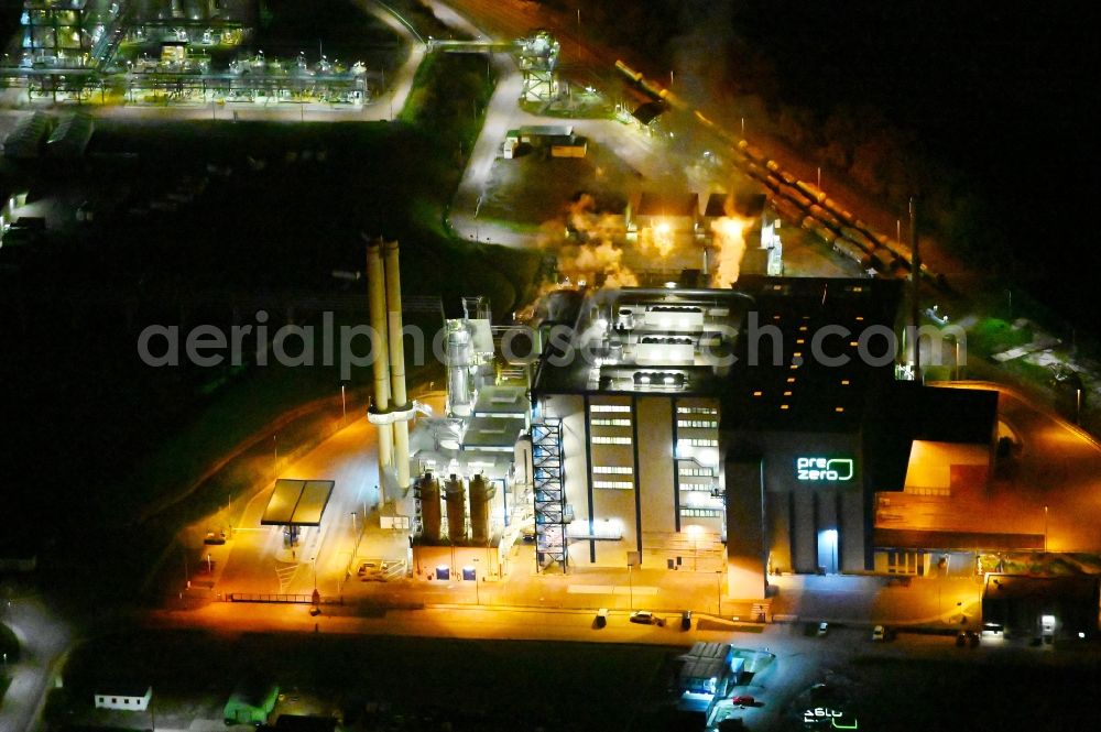 Bernburg (Saale) at night from the bird perspective: Night lighting power plants and exhaust towers of Waste incineration plant station of Pre Zero Energy in Bernburg (Saale) in the state Saxony-Anhalt, Germany
