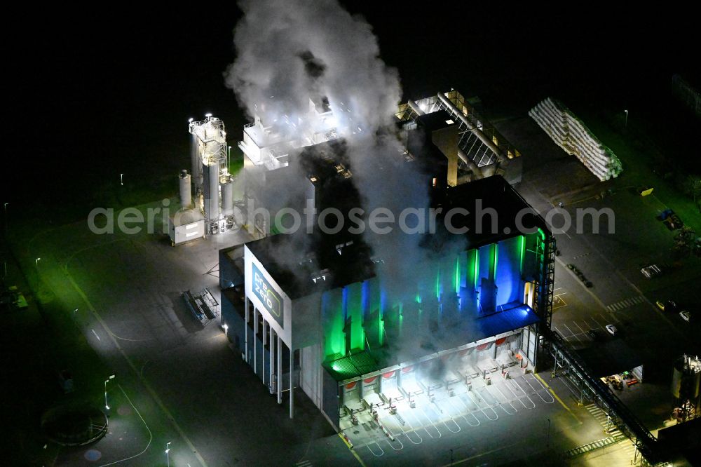Aerial image at night Lützen - Night lighting power plants and exhaust towers of Waste incineration plant station Prezero Energy Zorbau in Zorbau in the state Saxony-Anhalt, Germany