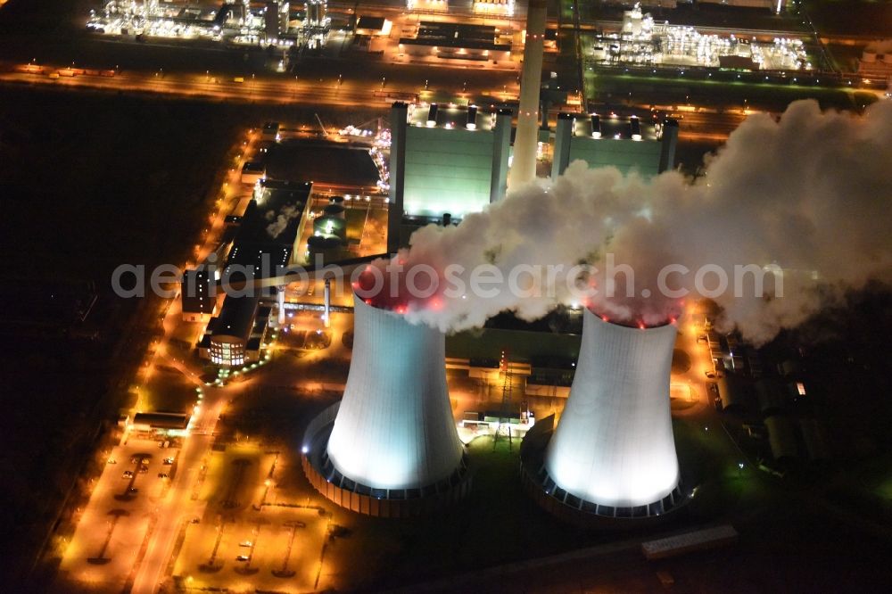 Schkopau at night from the bird perspective: Night lighting power plants and exhaust towers of thermal power station in the district Hohenweiden in Schkopau in the state Saxony-Anhalt, Germany