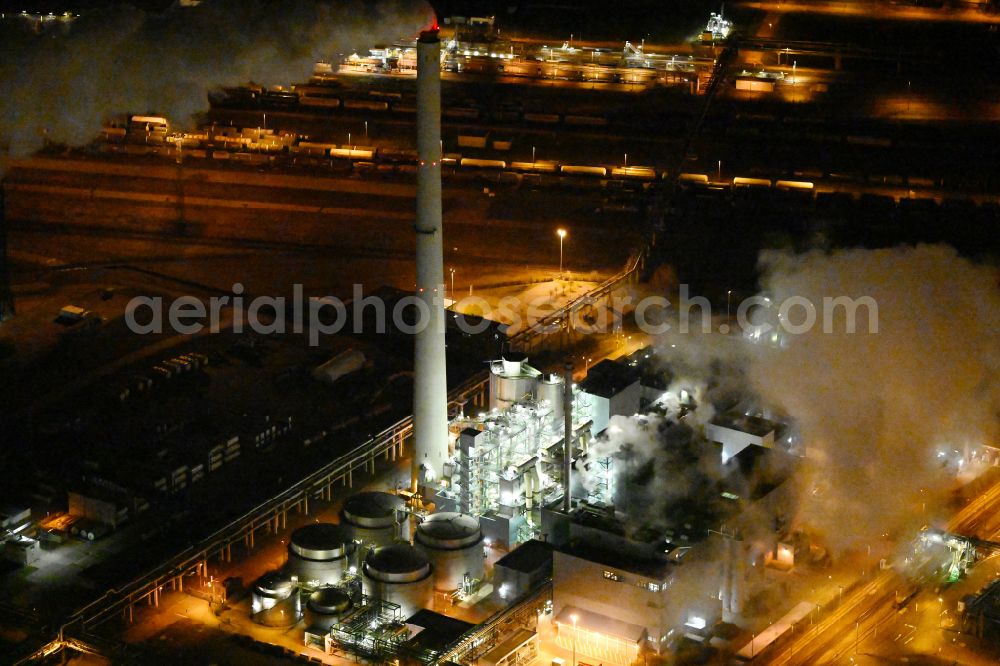 Leuna at night from the bird perspective: Night lighting power plants and exhaust towers of thermal power station of STEAG-Raffinerie-Kraftwerk Sachsen-Anhalt GmbH in the district Spergau in Leuna in the state Saxony-Anhalt, Germany
