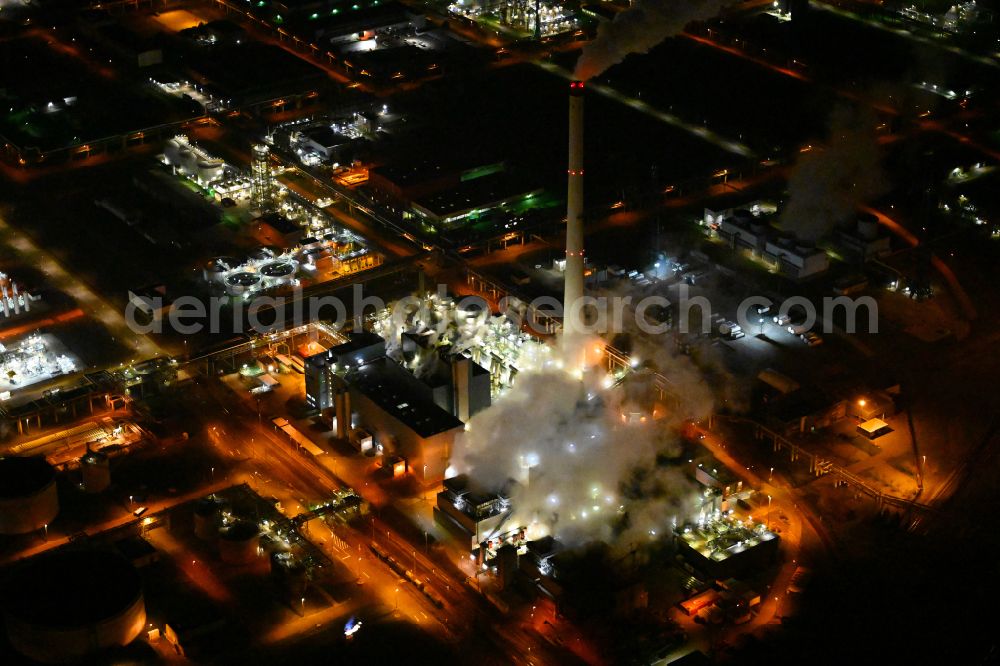 Leuna at night from the bird perspective: Night lighting power plants and exhaust towers of thermal power station of STEAG-Raffinerie-Kraftwerk Sachsen-Anhalt GmbH in the district Spergau in Leuna in the state Saxony-Anhalt, Germany