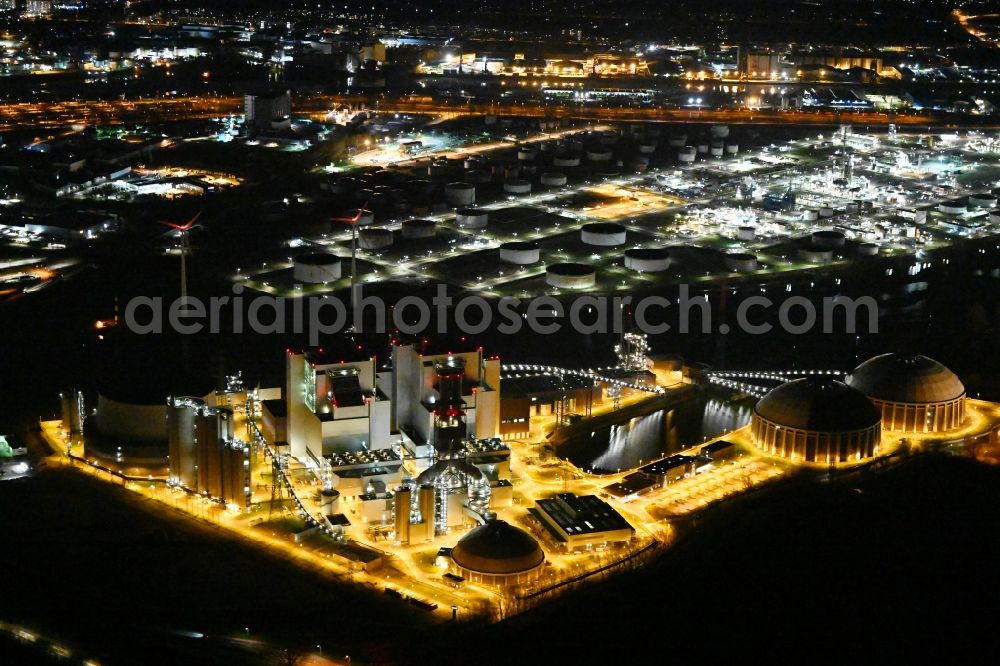 Hamburg at night from the bird perspective: Night lighting power plants and exhaust towers of thermal power station Vattenfall Tiefstack in Hamburg Moorburg, Germany