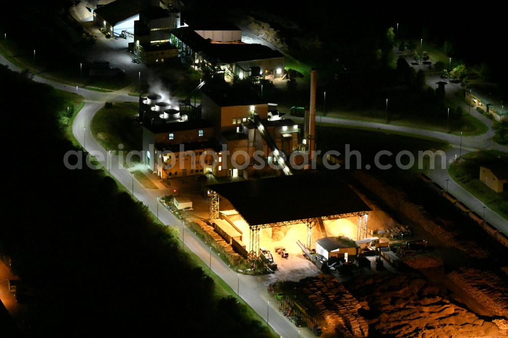 Eberswalde at night from the bird perspective: Night lighting night lighting white exhaust smoke plumes from the power plants and exhaust towers of the wood-fired cogeneration plant 1Heiz Pellets in Eberswalde in the state Brandenburg, Germany