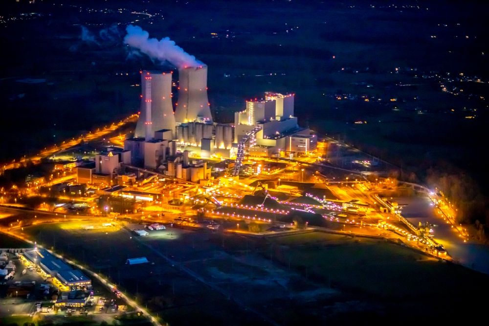 Aerial image at night Hamm - Night lighting power plants and exhaust towers of coal thermal power station of RWE Power in the Schmehausen part of Hamm in the state of North Rhine-Westphalia