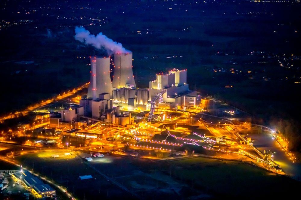 Hamm at night from above - Night lighting power plants and exhaust towers of coal thermal power station of RWE Power in the Schmehausen part of Hamm in the state of North Rhine-Westphalia