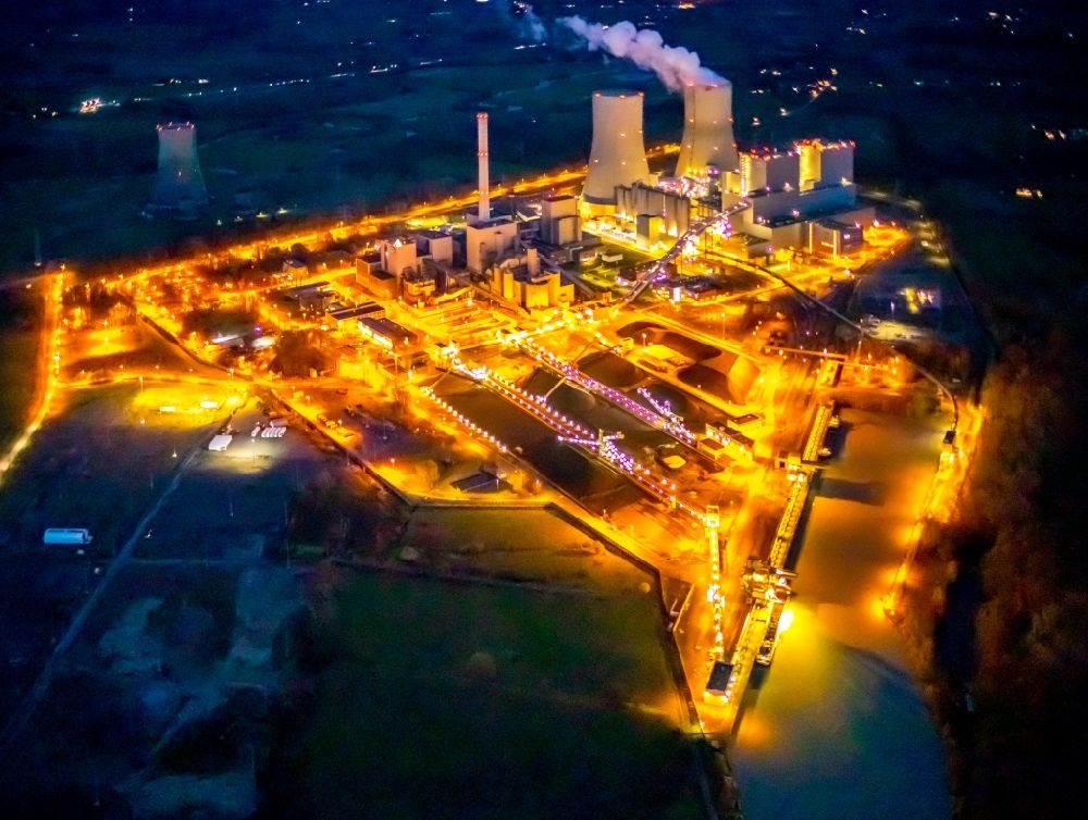 Aerial photograph at night Hamm - Night lighting power plants and exhaust towers of coal thermal power station of RWE Power in the Schmehausen part of Hamm in the state of North Rhine-Westphalia