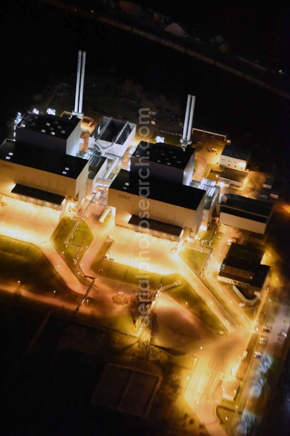 Aerial photograph at night Magdeburg - Night lighting power plants and exhaust towers of thermal power station Rothensee in Magdeburg in the state Saxony-Anhalt