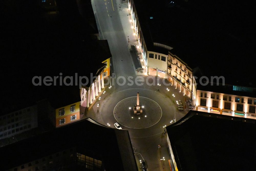 Karlsruhe at night from the bird perspective: Night lighting circular surface - Place Rondellplatz on shopping mall Ettliner Tor in Karlsruhe in the state Baden-Wurttemberg, Germany