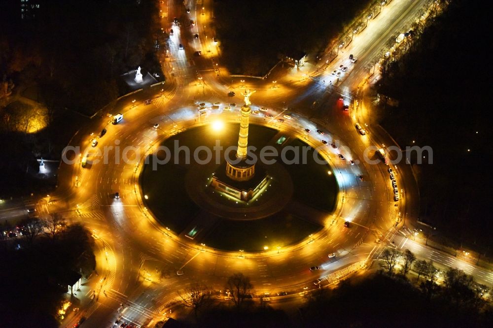 Berlin at night from the bird perspective: Night view traffic management of the roundabout road at the Victory Column - Big Star in the park area of the Tiergarten in Berlin in Germany