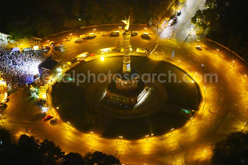 Berlin at night from the bird perspective: Night lighting Traffic management of the roundabout road at the Victory Column - Big Star in the park area of the Tiergarten in Berlin in Germany