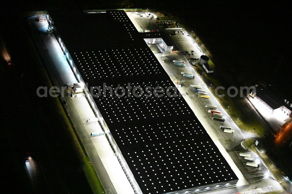 Siek at night from the bird perspective: Night lighting warehouses and forwarding building LIDL Zentrallager Siek on Jacobsrade in the district Meilsdorf in Siek in the state Schleswig-Holstein, Germany