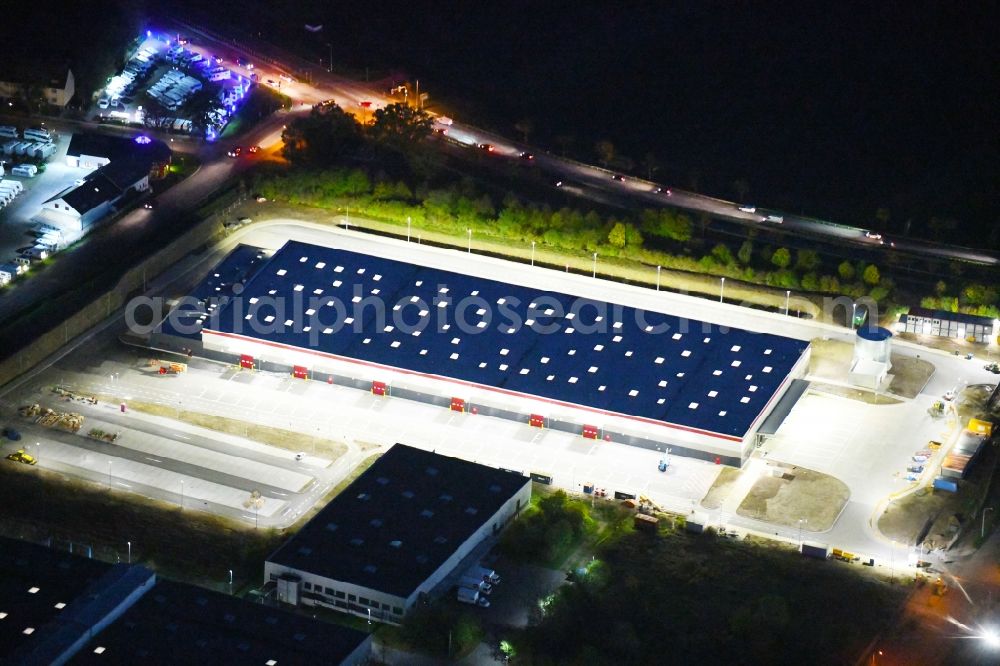 Aerial image at night Hoppegarten - Night lighting warehouse and forwarding building Digitalstrasse- Neuer Hoenower Weg on federal street B1 in the district Dahlwitz-Hoppegarten in Hoppegarten in the state Brandenburg, Germany
