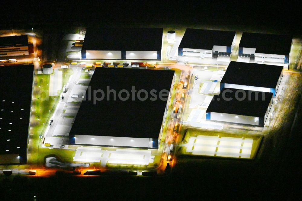 Aerial photograph at night Schönefeld - Night lighting warehouse and forwarding building An den Gehren - Mizarstrasse in Schoenefeld in the state Brandenburg, Germany