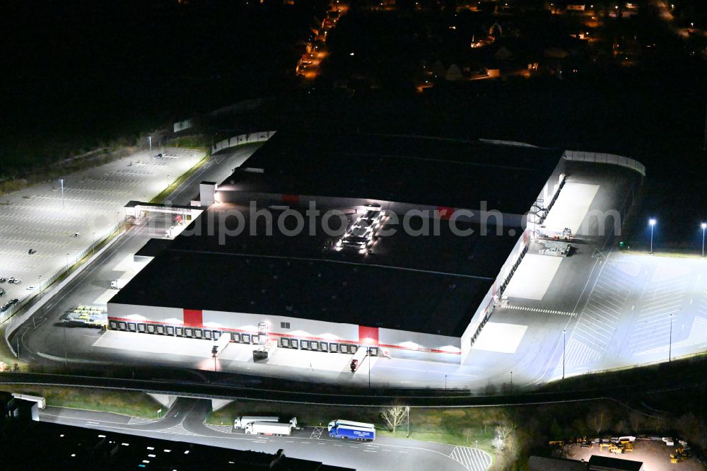 Aerial image at night Schleinitz - Night lighting warehouse complex-building in the industrial area Kaufland Logistik VZ GmbH & Co. KG - Osterfeld on street Kirchweg in Schleinitz in the state Saxony-Anhalt, Germany