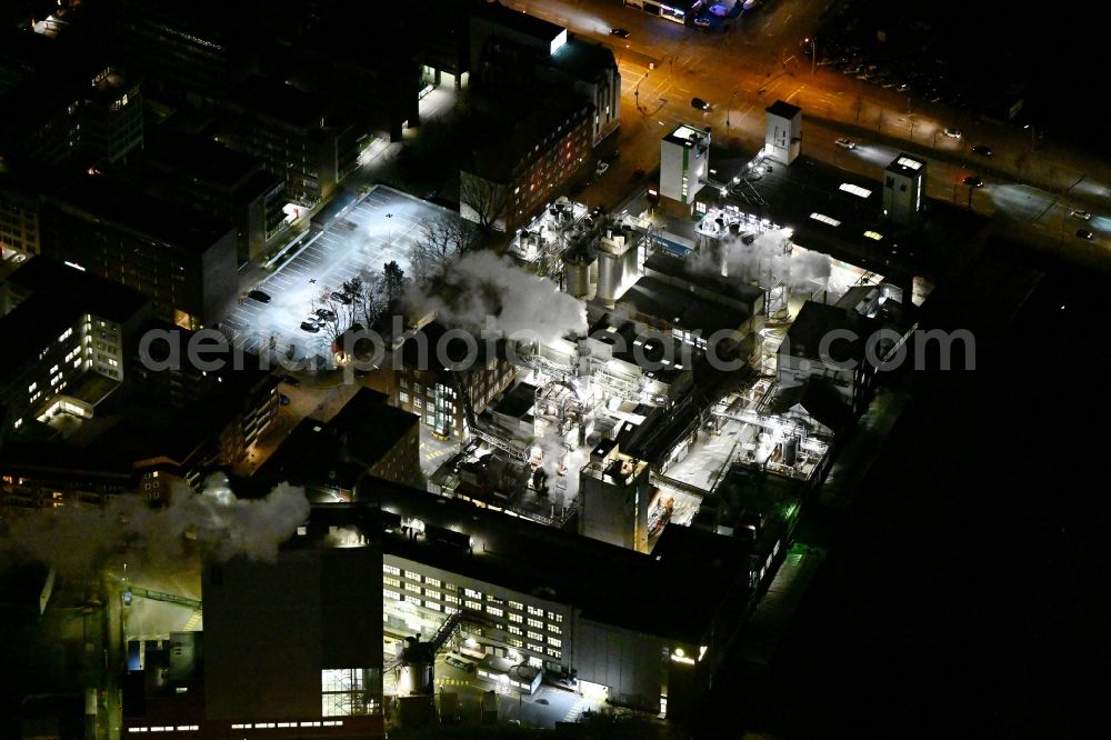 Aerial photograph at night Hamburg - Night lighting buildings and production halls on the food manufacturer's premises of Ingredion Germany GmbH on street Amsinckstrasse - Gruener Deich in the district Hammerbrook in Hamburg, Germany