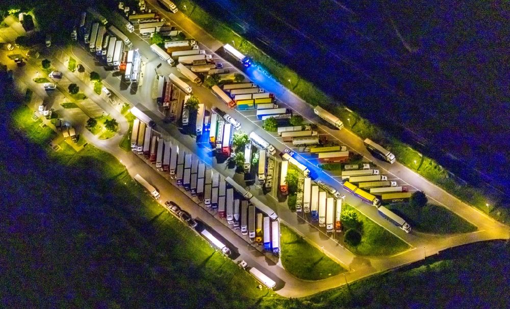 Gelsenkirchen at night from the bird perspective: Night lighting lorries - parking spaces at the highway rest stop and parking of the BAB A2 Rasthof Resser Mark in Gelsenkirchen in the state North Rhine-Westphalia