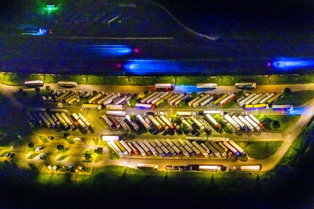Aerial photograph at night Gelsenkirchen - Night lighting lorries - parking spaces at the highway rest stop and parking of the BAB A2 Rasthof Resser Mark in Gelsenkirchen in the state North Rhine-Westphalia