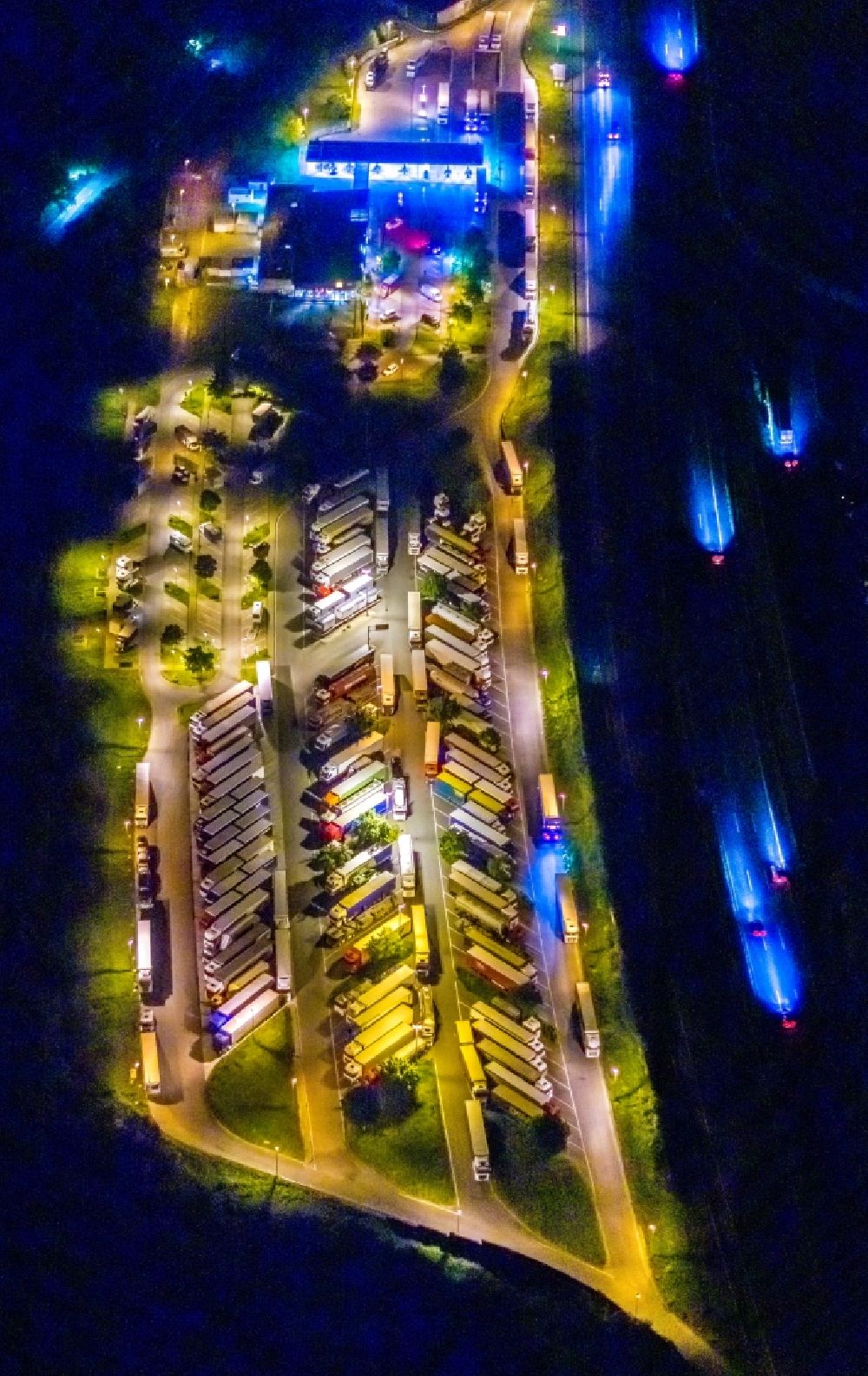 Aerial image at night Gelsenkirchen - Night lighting lorries - parking spaces at the highway rest stop and parking of the BAB A2 Rasthof Resser Mark in Gelsenkirchen in the state North Rhine-Westphalia