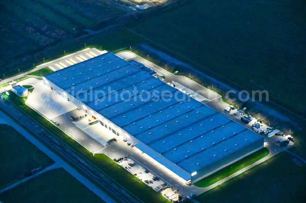 Aerial image at night Sülzetal - Night lighting construction site to the site of the Non-Sort logistics center AMAZON in Suelzetal in the state Saxony-Anhalt, Germany