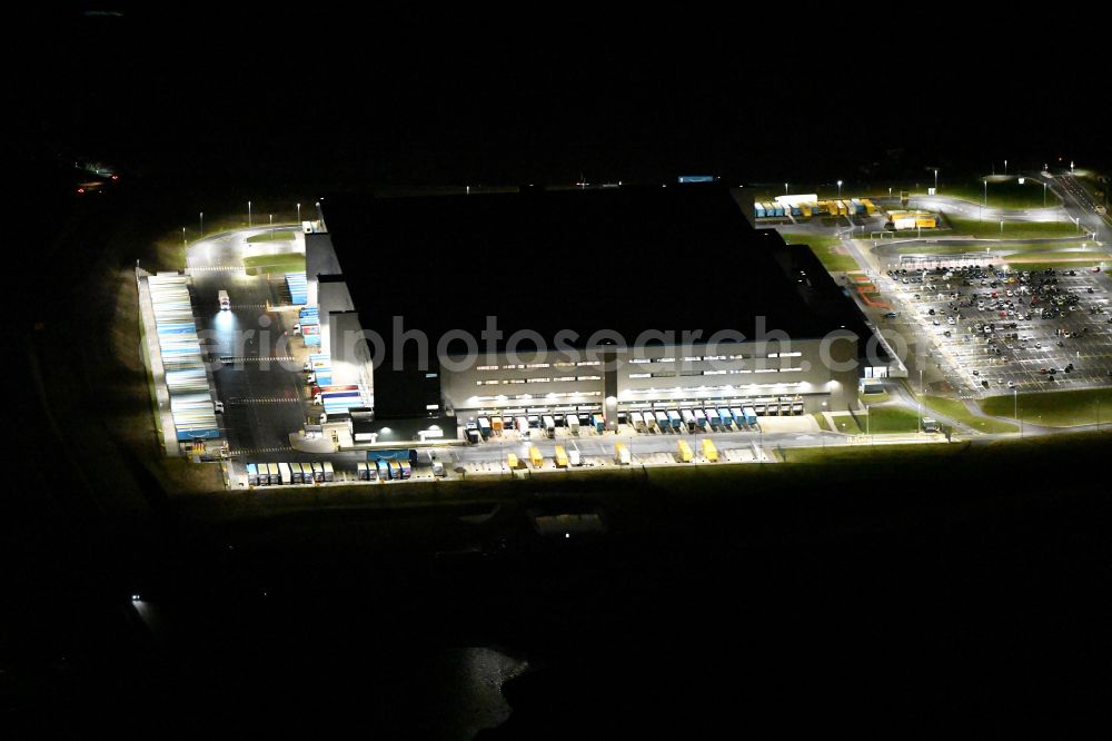 Aerial image at night Hof - Night lighting new building complex on the site of the logistics center Amazon Warenlager in Gewerbepark Hochfranken on street Amazonstrasse in the district Gumpertsreuth in Hof in the state Bavaria, Germany