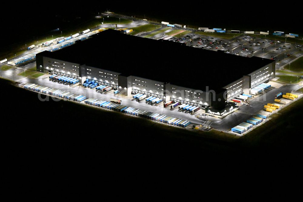 Hof at night from the bird perspective: Night lighting new building complex on the site of the logistics center Amazon Warenlager in Gewerbepark Hochfranken on street Amazonstrasse in the district Gumpertsreuth in Hof in the state Bavaria, Germany