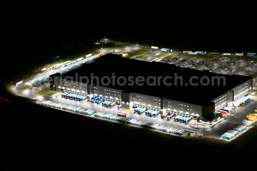 Aerial photograph at night Hof - Night lighting new building complex on the site of the logistics center Amazon Warenlager in Gewerbepark Hochfranken on street Amazonstrasse in the district Gumpertsreuth in Hof in the state Bavaria, Germany